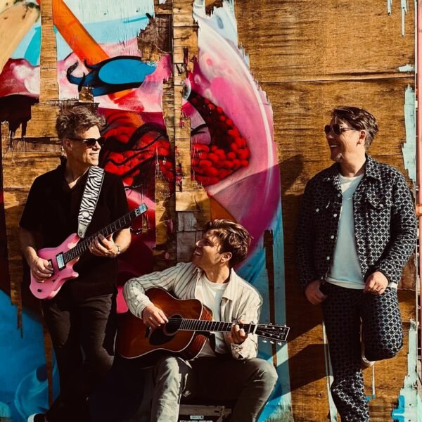 3JS boeken voor de de beste prijs bij Artist Capitol - persfoto