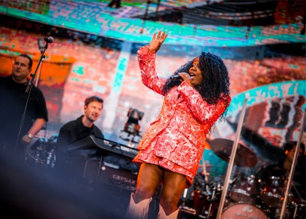 Berget Lewis boeken bij Artist Capitol voor de scherpste prijs