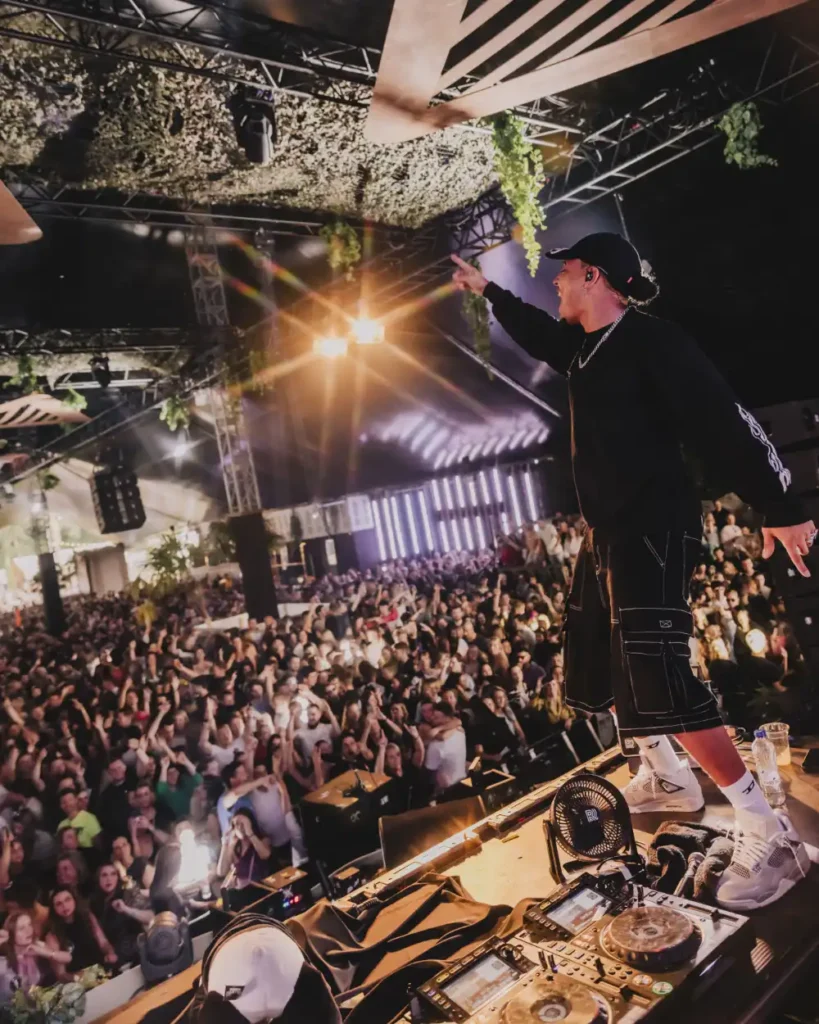 Freddy Moreira voor de scherpste prijs boeken bij Artist Capitol