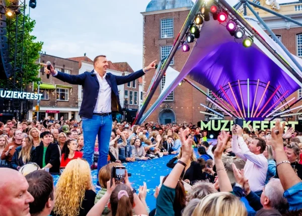 Jannes boeken bij Artist Capitol voor de laagste prijs - Foto: Ben Houdijk