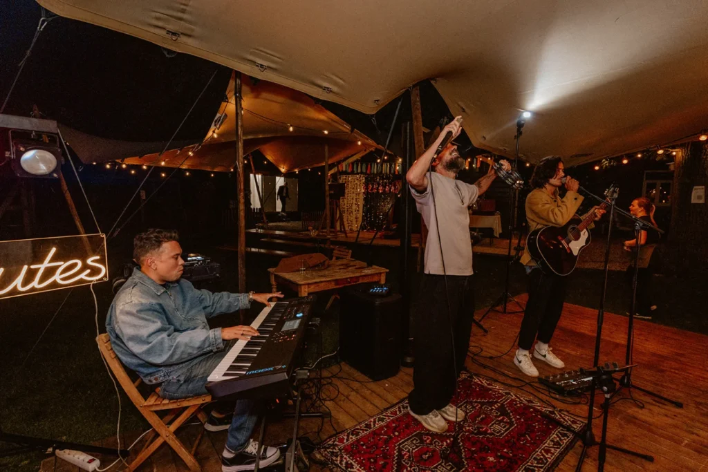 Akoestische band The Tributes boeken bij Artist Capitol voor de scherpste prijs