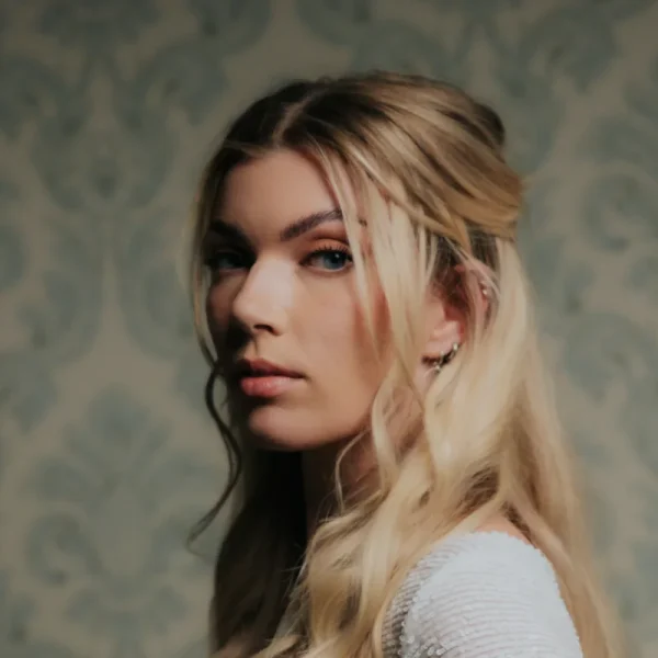 Hannah Mae boeken voor de beste prijs bij Artist Capitol