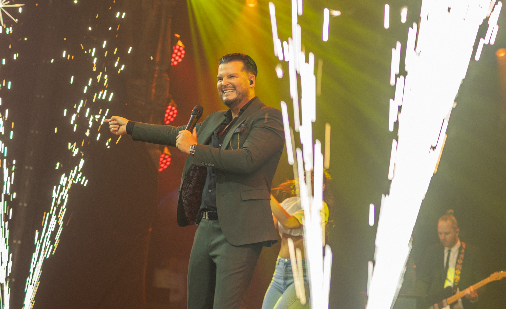 Mike Peterson voor de beste prijs boeken bij Artist Capitol