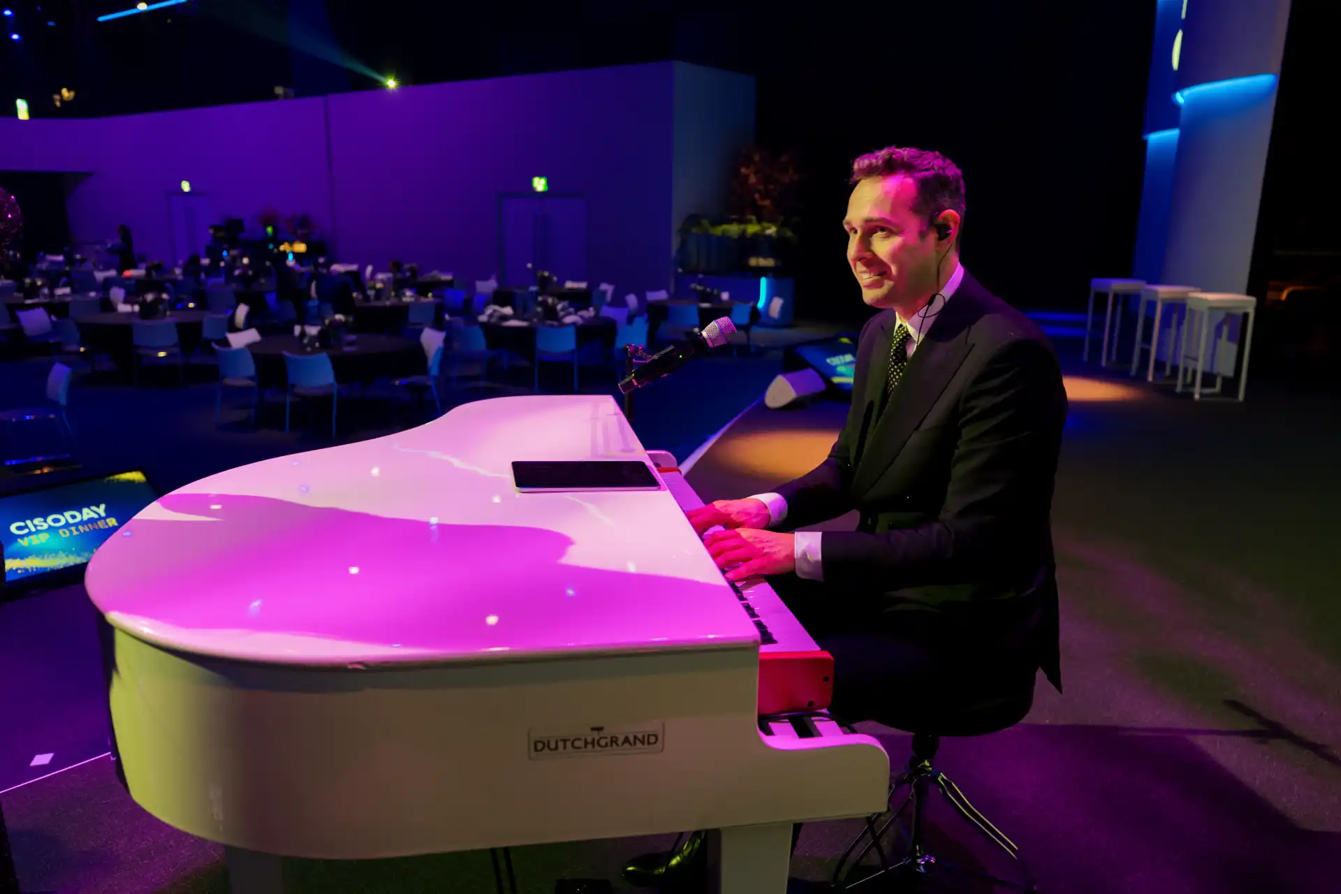 Pianist Born Sanders boeken voor de beste prijs bij Artist Capitol