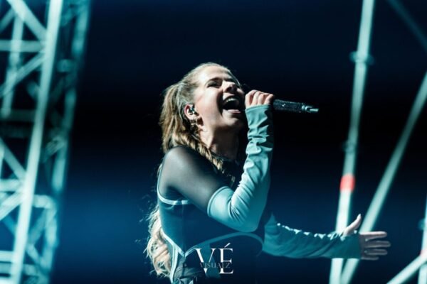 Laura Tesoro boeken voor de beste prijs bij Artist Capitol -1
