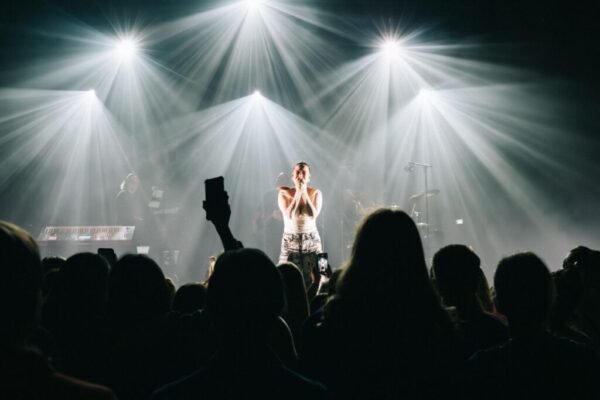 Laura Tesoro boeken voor de beste prijs bij Artist Capitol -10