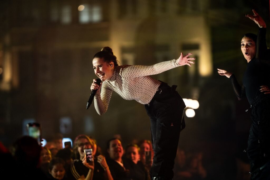 Laura Tesoro boeken voor de beste prijs bij Artist Capitol -5