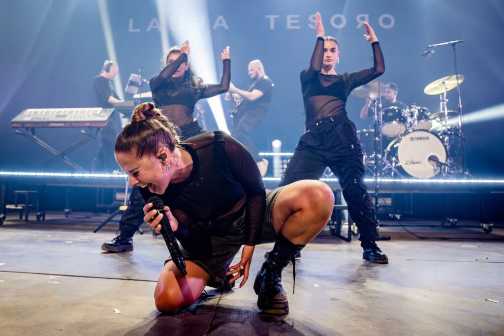 Laura Tesoro boeken voor de beste prijs bij Artist Capitol -9