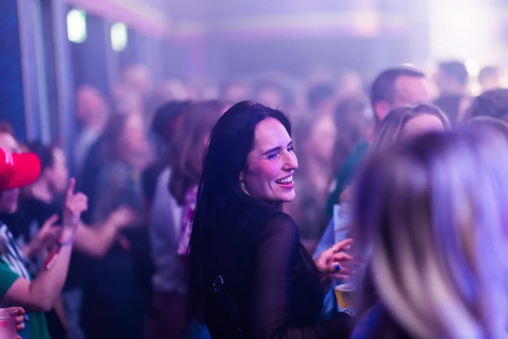 Team Disco Snolly boeken voor de beste prijs bij Artist Capitol -12