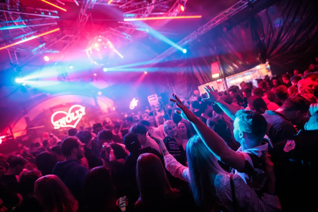 Team Disco Snolly boeken voor de beste prijs bij Artist Capitol -15