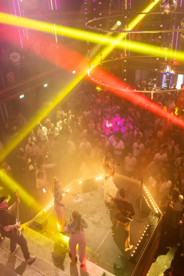 Team Disco Snolly boeken voor de beste prijs bij Artist Capitol -5