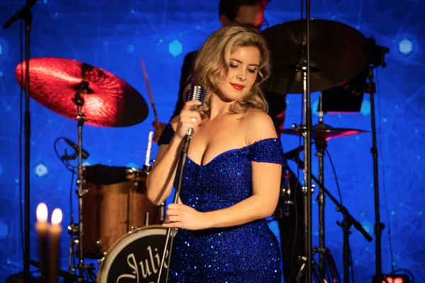 Julie Huard boeken voor de beste prijs bij Artist Capitol -1