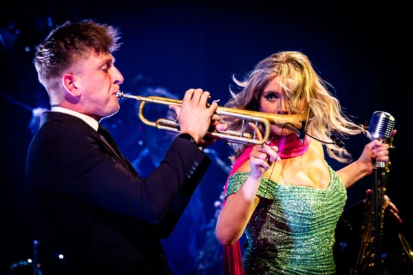 Julie Huard boeken voor de beste prijs bij Artist Capitol -3