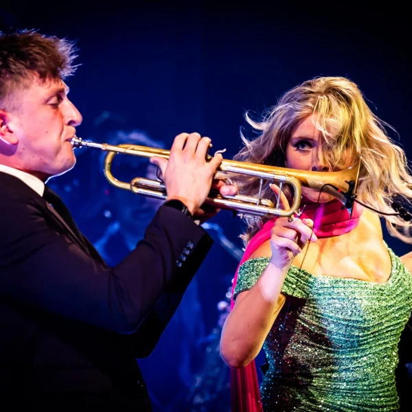 Julie Huard boeken voor de beste prijs bij Artist Capitol -3