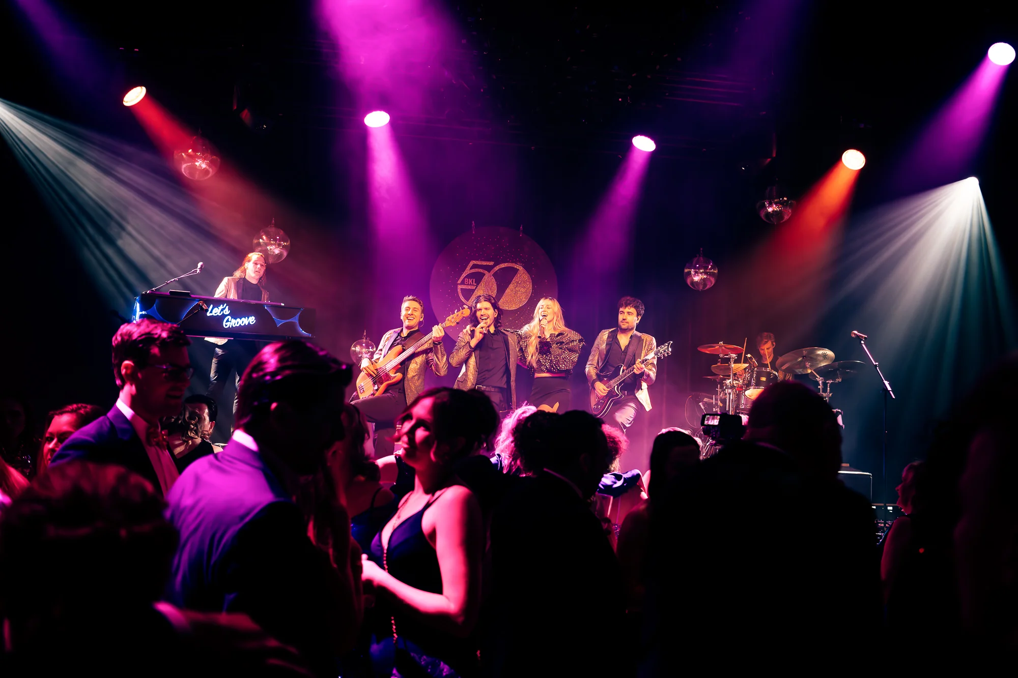 Let’s Groove boeken voor de beste prijs bij Artist Capitol -1