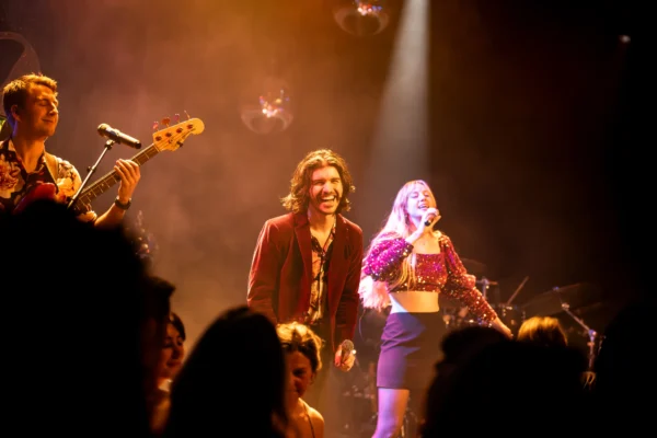 Let’s Groove boeken voor de beste prijs bij Artist Capitol -3