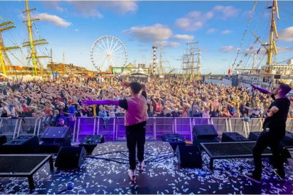 STARSTRUCK boeken voor de beste prijs bij Artist Capitol -4
