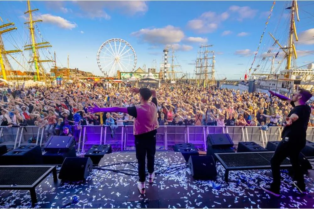 STARSTRUCK boeken voor de beste prijs bij Artist Capitol -4