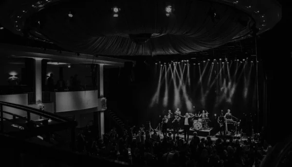 The Rich and Famous boeken voor de beste prijs bij Artist Capitol -4
