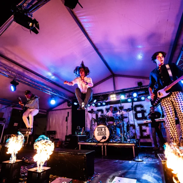 Gin & Juice boeken voor de beste prijs bij Artist Capitol -3